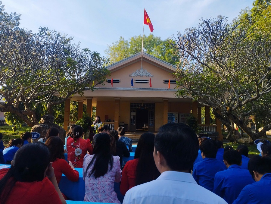 Trường Trung cấp Nông lâm nghiệp tiếp nhận công trình sân chào cờ từ Ban đại diện cha mẹ học sinh